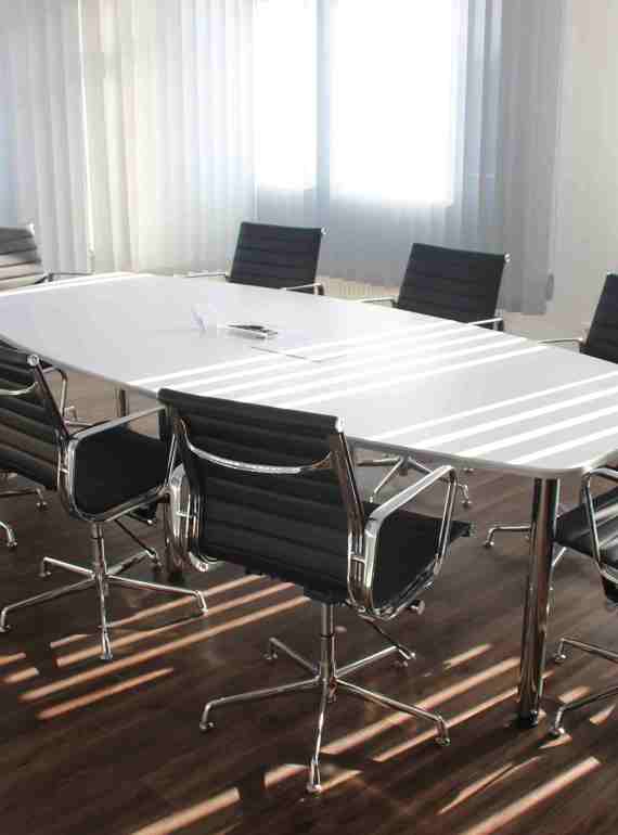Møderum med bord og stole